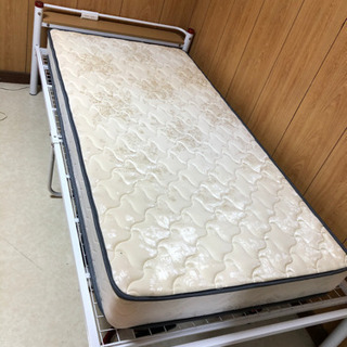 シングルベットマットレスとベットフレームの画像