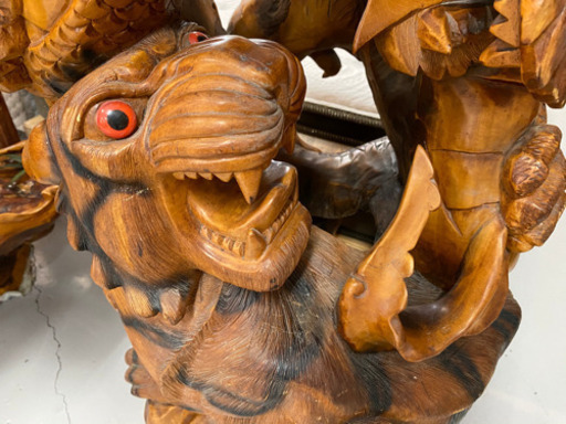 木製の鷲、龍、虎のオブジェ