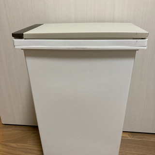 ゴミ箱　キャスター付き　同じ型のものが２つありますの画像