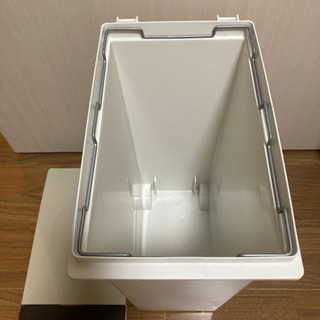 ゴミ箱　キャスター付き　同じ型のものが２つありますの画像