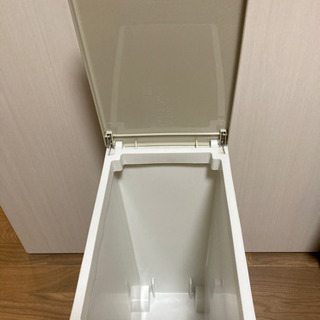 ゴミ箱　キャスター付き　同じ型のものが２つありますの画像
