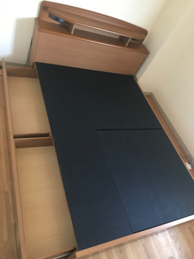 ダブルベッド(フレームのみ) 220cm(長)×145cm(幅)×85cm(ヘッド部高)・26cm(足部高)