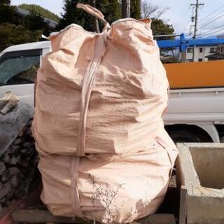 ★配達無料エリアあり　乾燥　アカシヤ　100キロ単位　ストーブ薪の画像