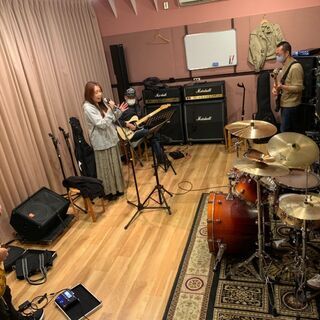 彼女の為に演奏していただけるキーボードが弾ける方を探しています。