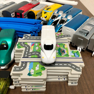 プラレールとトーマスと電車たちの画像