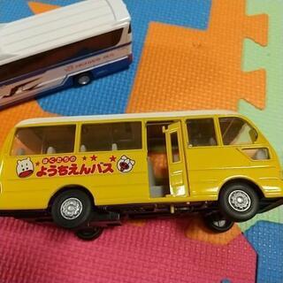 プルバックカー２台＋JRバスの画像