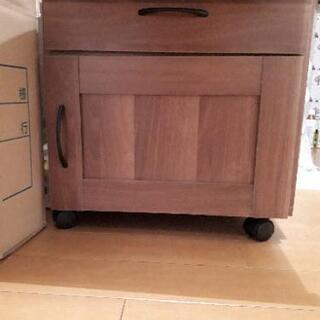 キッチンカウンター　キャスターつきの画像