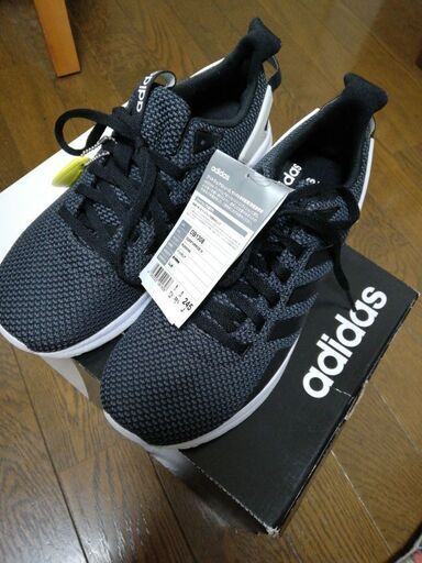 adidas　スニーカー