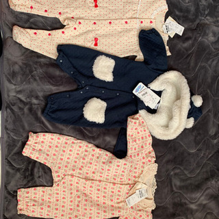 新品のロンパース４点と数回使用ロンパース一点の画像