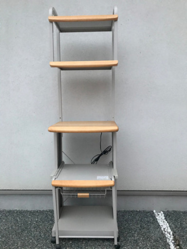 電子レンジ台　結構きれい。