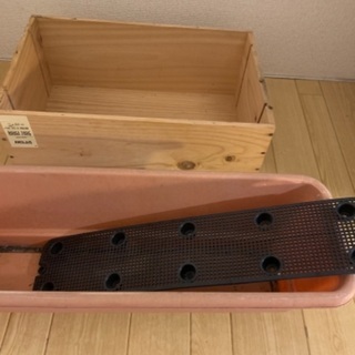 ワイン木箱とプラスチックプランターの画像