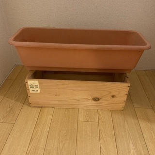 ワイン木箱とプラスチックプランターの画像