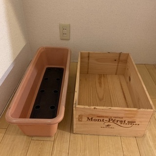 ワイン木箱とプラスチックプランターの画像