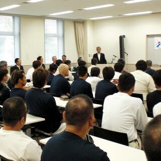 ８ｔ平ボディートラックドライバーの画像