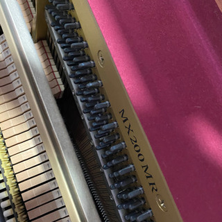 お洒落なホワイトカラーに猫足のヤマハMX200MR アップライトピアノ の画像