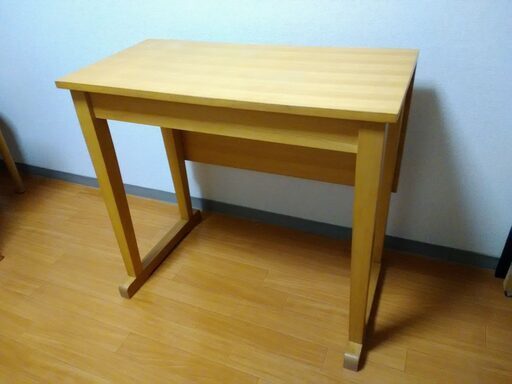 【再値下げしました】折り畳みで広がる、デスク（同じもの２台あり。）