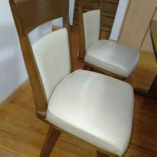 4脚の回転式椅子と食卓の画像