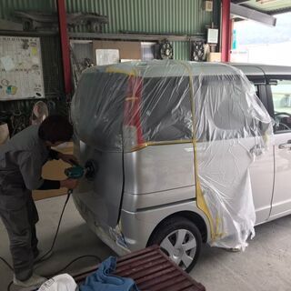☆正社員を積極募集しています☆自動車の鈑金塗装／月給23万円～の画像