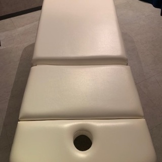 エステ・マッサージベッド（電動）　値段交渉希望価格でお譲りします。