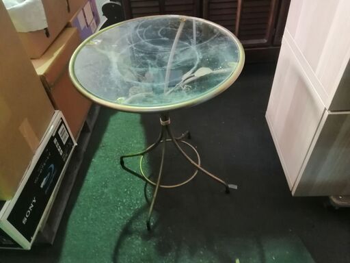 【現地取引限定】【汚れ有】☆ガラス丸テーブル☆　金属でできていて　おしゃれなテーブルです