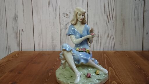 ロイヤルドルトン　陶器人形