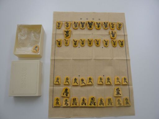 将棋の駒と紙の盤