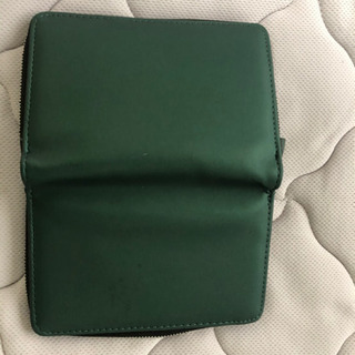 １月末まで今の半額でお渡しします❗️緑色の折りたたみ財布15✖️10㎝(閉じてる状態)の画像