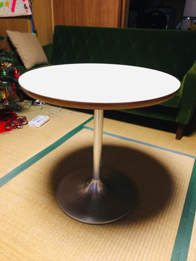小ぶりなカフェテーブル　白