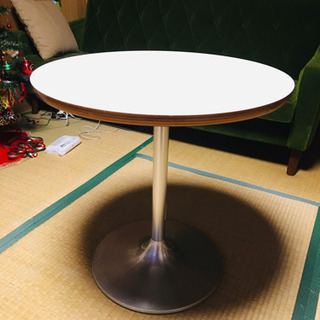小ぶりなカフェテーブル　白
