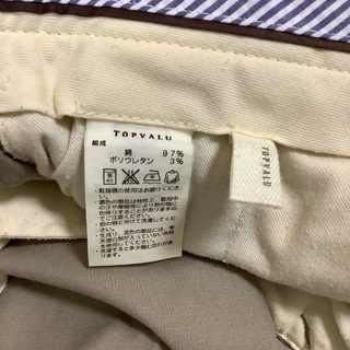 ベージュパンツの画像