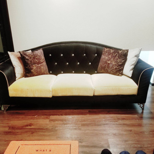 クッション付きブラックソファー