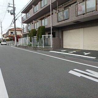 ラスト１区画のみ～即利用可～屋内ガレージ・貸倉庫（15㎡程度　幅...