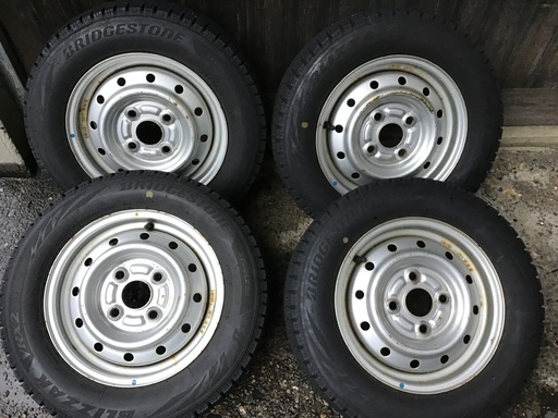 145/70R12+ｽﾁｰﾙﾎｲｰﾙのｽﾀｯﾄﾞﾚｽｾｯﾄです。