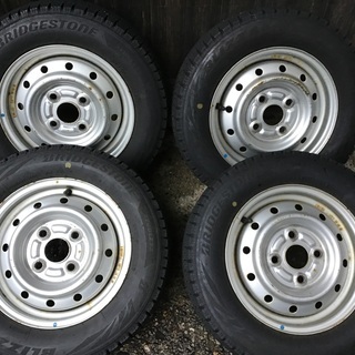 145/70R12+ｽﾁｰﾙﾎｲｰﾙのｽﾀｯﾄﾞﾚｽｾｯﾄです。の画像