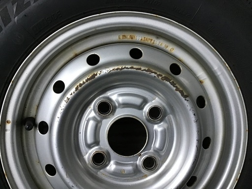 145/70R12+ｽﾁｰﾙﾎｲｰﾙのｽﾀｯﾄﾞﾚｽｾｯﾄです。