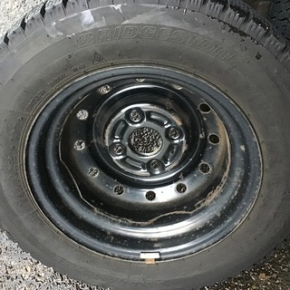 145/70R12+ｽﾁｰﾙﾎｲｰﾙのｽﾀｯﾄﾞﾚｽｾｯﾄです。の画像