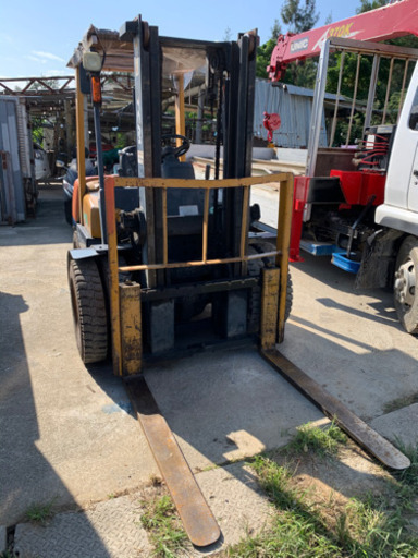 フォークリフト３トン