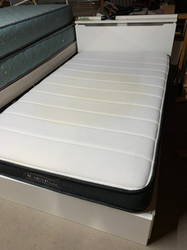 ☆値下げ☆ ニトリ　セミダブルベッド　本体美品　マットに黄ばみあり