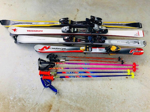 大幅値下げしました。スキー4本、スキー靴4足、ストック3本、全部まとめて超お買い得
