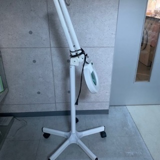 壊れいてますが拡大鏡ランプ、無料で差し上げますの画像