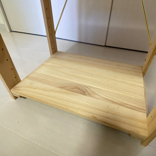 木製の4段棚の画像