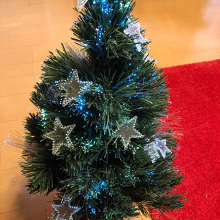 クリスマスツリーとライトの画像