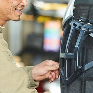 ☆未経験からでも安心の教育体制有☆　車を美しくする塗装工の画像