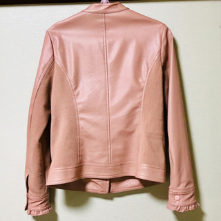 ピンクのフリル ジャンパーの画像