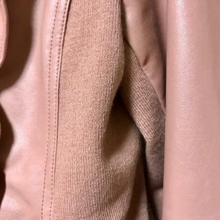 ピンクのフリル ジャンパーの画像