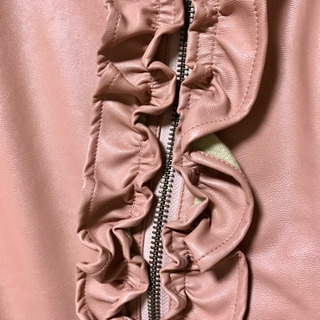 ピンクのフリル ジャンパーの画像