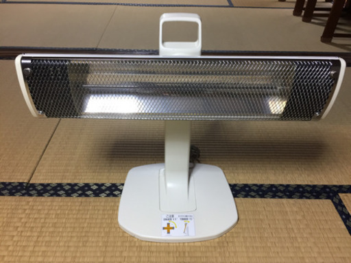 暖かい電気ストーブ