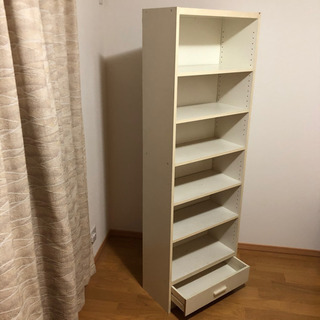 真っ白の背の高い棚の画像