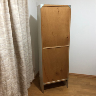 真っ白の背の高い棚の画像