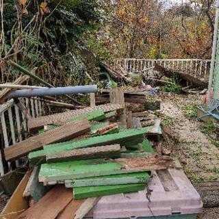 枕木など、車庫を壊した廃材